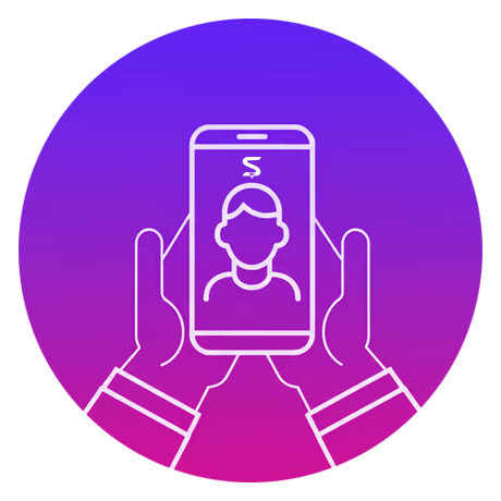 Persona mostrando un celular con colores de SafeGuard360